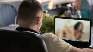 Porno İzlemek Erkeklerde Yeme Bozukluklarını Tetikliyor